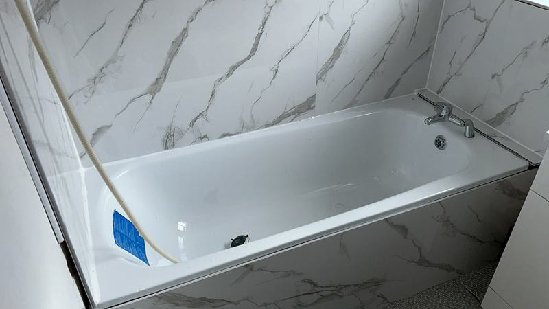 Marble-effect bathroom with bathtub