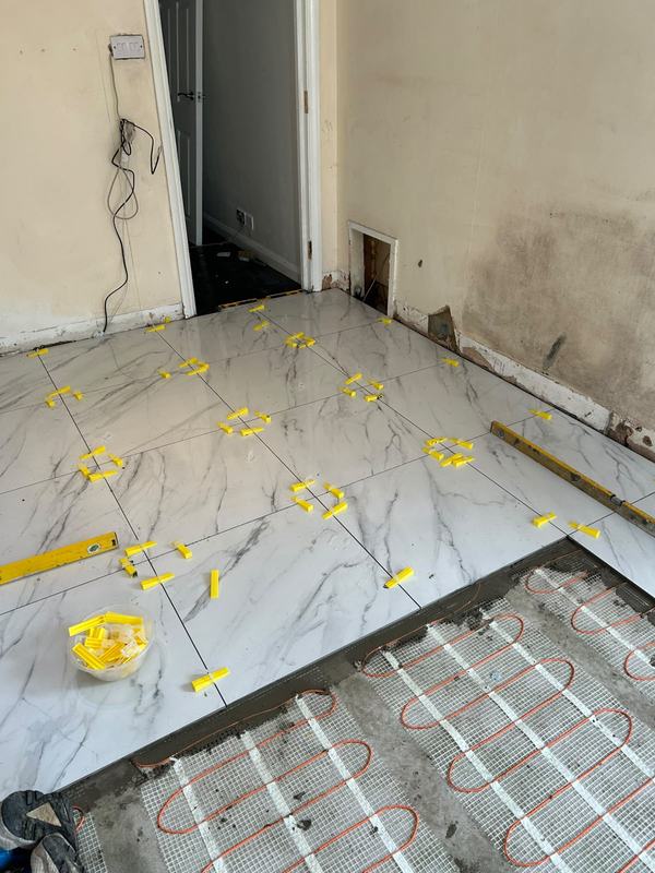 Marble tile installation with underfloor heating